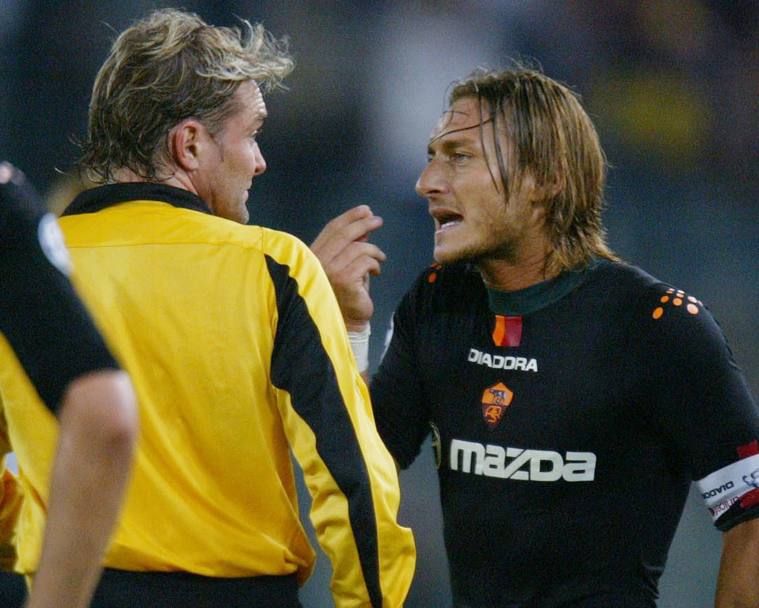 Roma 16 settembre 2004: Totti protesta con l&#39;arbitro Anders Frisk durante Roma-Dinamo Kiev di Champions League (Epa)